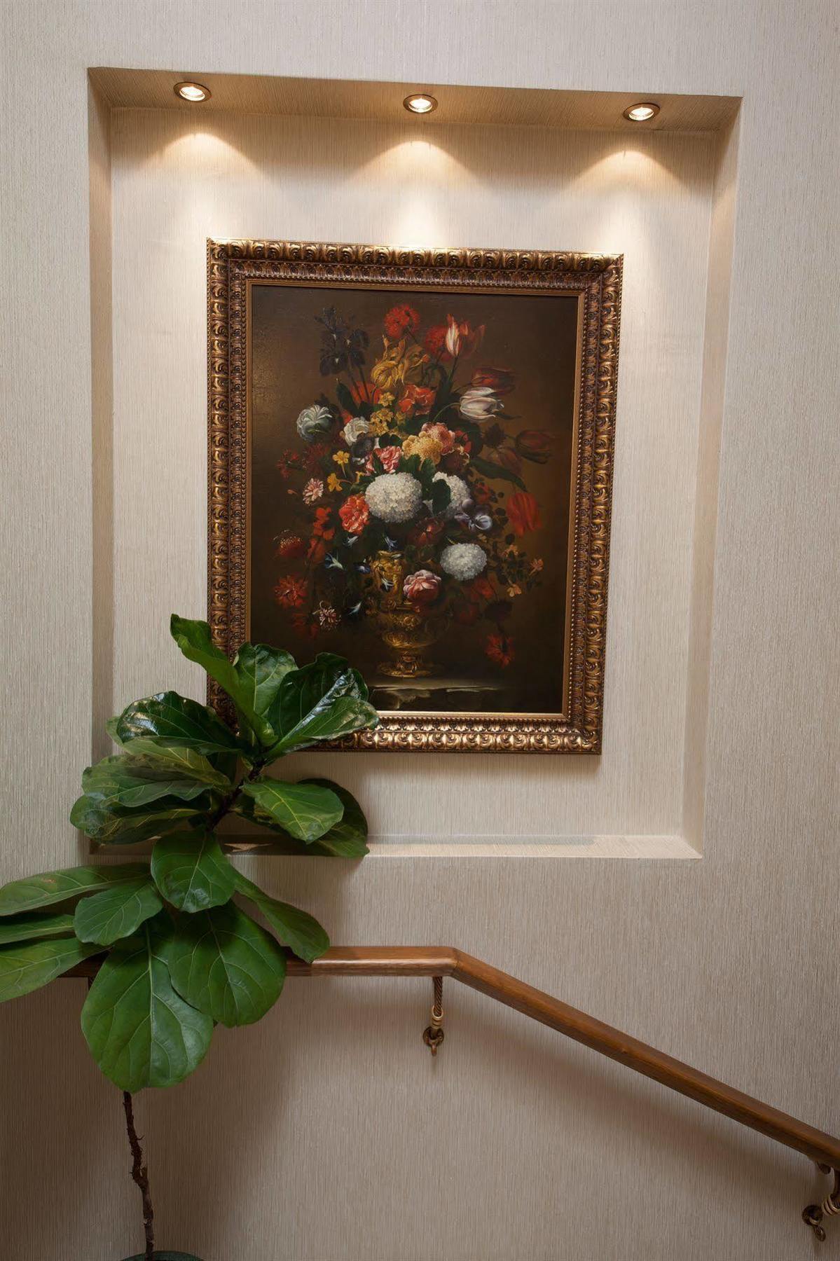 Grand Hotel London Varna Eksteriør bilde Ficus lyrata in a home
