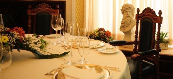 Grand Hotel London Varna Restaurant bilde A table set for a meal